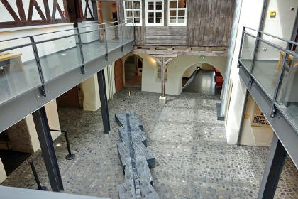 Innenhof mit dem Verlauf der Stadtgeschichte, zwischen den alten Gebäuden